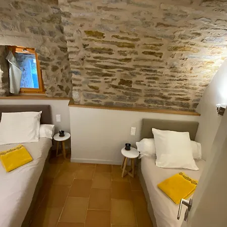 Les Caselles - Gite, Table Et D'hotes Pensión 4*